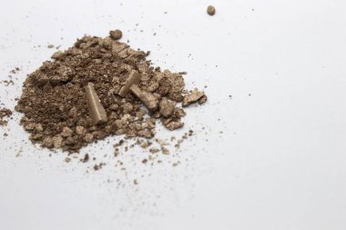 Bu, beyaz bir arka planda izole edilmiş bronz bir metalik tozun fotoğrafı.