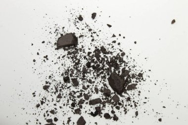 Bu koyu kahverengi bir göz farı. Beyaz bir arka planda izole edilmiş.