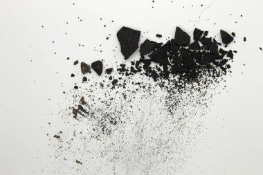 Bu, beyaz arka planda izole edilmiş bir Kara Toz Göz fotografı.