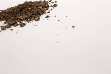 Bu beyaz arka planda izole bir kahverengi toz göz farı fotoğrafı.