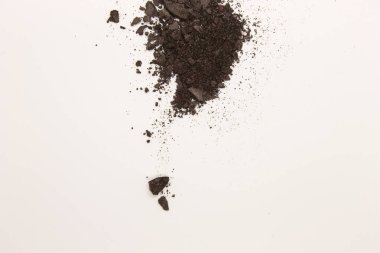 Bu koyu kahverengi bir göz farı. Beyaz bir arka planda izole edilmiş.