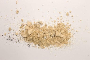 Bu beyaz arka planda izole edilmiş bir Bisque tozu göz farının fotoğrafı.