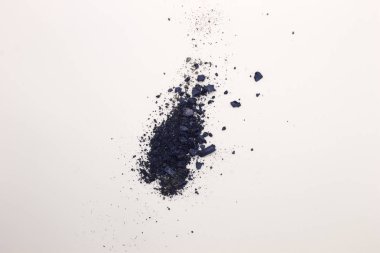 Bu, beyaz bir arka planda izole edilmiş Shimthe Royal Blue tozunun bir fotoğrafı.