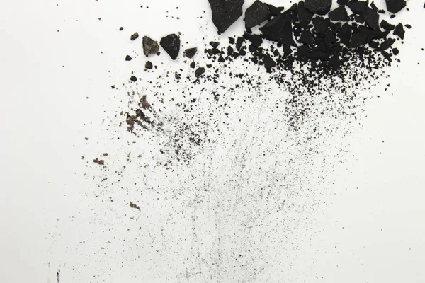白い背景に隔離された黒い粉のアイシャドウの写真です — ストック写真