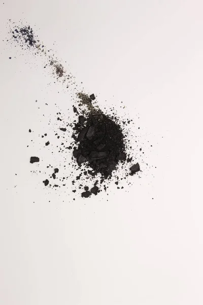 Bu, siyah toz Eyeshadow 'un beyaz arka planda izole edilmiş bir fotoğrafı.