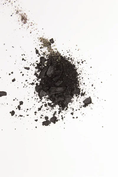 Bu, siyah toz Eyeshadow 'un beyaz arka planda izole edilmiş bir fotoğrafı.