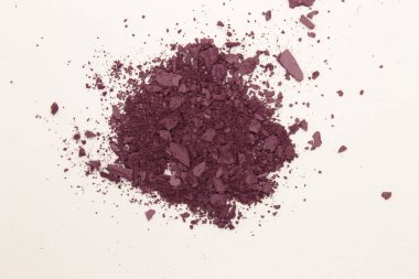 Bu, beyaz bir arkaplanda izole edilmiş erik tozu kızartıcı fotoğrafı.