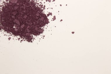 Bu, beyaz bir arkaplanda izole edilmiş erik tozu kızartıcı fotoğrafı.