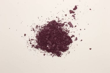 Bu, beyaz bir arkaplanda izole edilmiş erik tozu kızartıcı fotoğrafı.