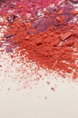 Bu beyaz bir arkaplanda izole edilmiş renkli bir toz kırmızısı fotoğrafı.