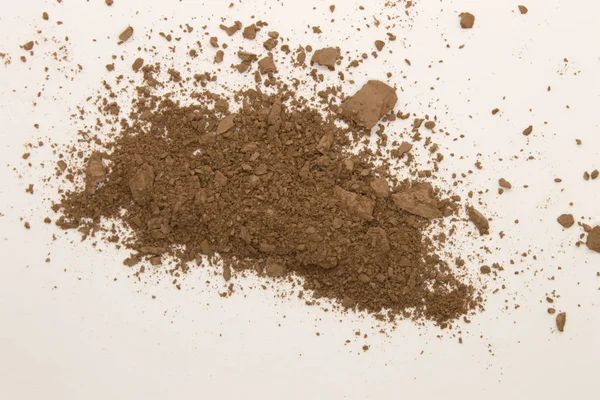 Beyaz Bir Arkaplanda Izole Edilmiş Bronzlaştırıcı Tozu Makyajının Fotoğrafı — Stok fotoğraf