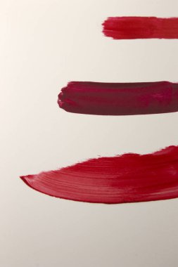 Bu, beyaz arka planda izole edilmiş kırmızı ruj örneklerinin fotoğrafı.