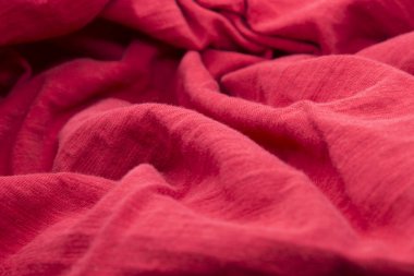 Bu dokulu parlak kırmızı kumaşın bir fotoğrafı.