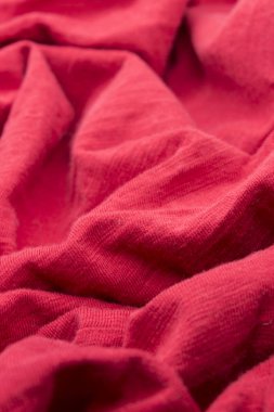 Bu dokulu parlak kırmızı kumaşın bir fotoğrafı.