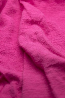 Bu desenli pembe kumaşın bir fotoğrafı.