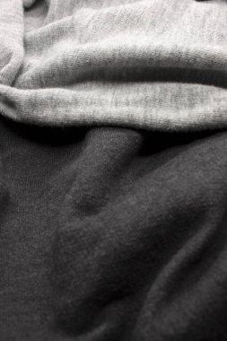 Bu, Koyu ve Açık Gri kumaş arka planının bir fotoğrafı.