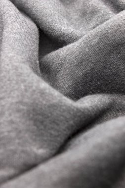 Bu açık renkli gri kumaşın bir fotoğrafı.