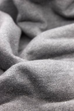 Bu açık renkli gri kumaşın bir fotoğrafı.