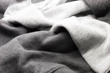 Bu, Koyu ve Açık Gri kumaş arka planının bir fotoğrafı.