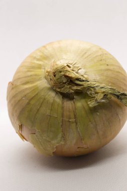 Bu, beyaz arka planda izole edilmiş bir soğanın fotoğrafı.