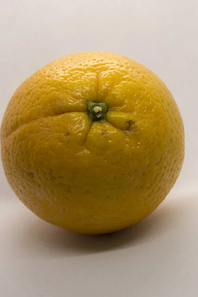 Photo Une Orange Isolée Sur Fond Blanc — Photo