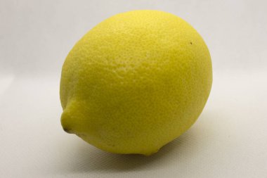 Bu Lemon 'un beyaz arka planda izole edilmiş bir fotoğrafı.