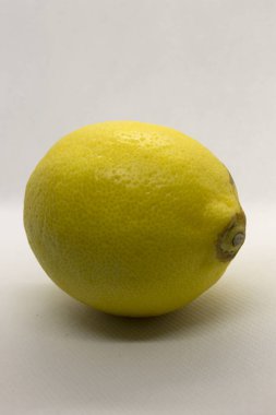 Bu Lemon 'un beyaz arka planda izole edilmiş bir fotoğrafı.