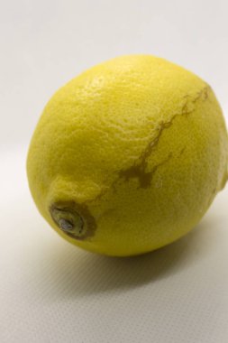 Bu Lemon 'un beyaz arka planda izole edilmiş bir fotoğrafı.