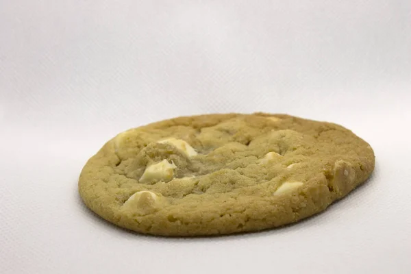 这张照片是在白色背景上分离出的麦卡达米亚坚果饼干 — 图库照片