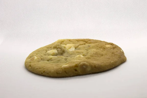 这张照片是在白色背景上分离出的麦卡达米亚坚果饼干 — 图库照片