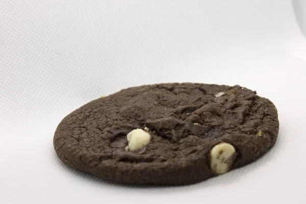 Egy Kép Egy Dupla Csokis Sütiről Fehér Csokis Chipsszel Fehér — Stock Fotó