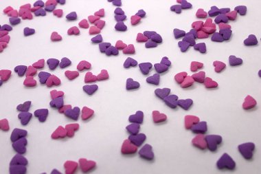 Bu, Pembe ve Mor kalp parçacıklarının beyaz arka planda izole edilmiş bir fotoğrafı.