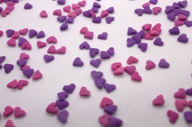 Bu, Pembe ve Mor kalp parçacıklarının beyaz arka planda izole edilmiş bir fotoğrafı.