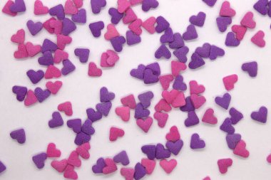 Bu, Pembe ve Mor kalp parçacıklarının beyaz arka planda izole edilmiş bir fotoğrafı.