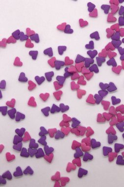 Bu, Pembe ve Mor kalp parçacıklarının beyaz arka planda izole edilmiş bir fotoğrafı.