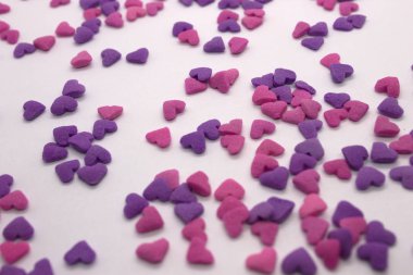 Bu, Pembe ve Mor kalp parçacıklarının beyaz arka planda izole edilmiş bir fotoğrafı.