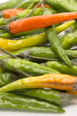 Bu Tayland biberlerinin beyaz arka planda izole edilmiş bir fotoğrafı.