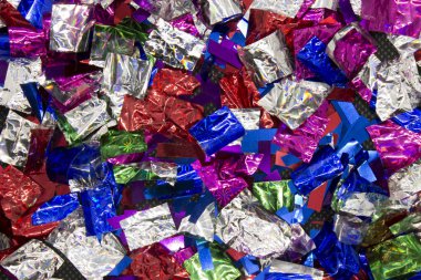 Bu renkli konfeti arkaplanının parlak bir fotoğrafı.