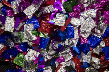 Bu renkli konfeti arkaplanının parlak bir fotoğrafı.