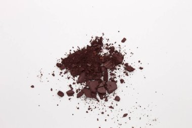 Bu Matte Dark Purple Powder Eyeshadow 'un beyaz arka planda izole edilmiş bir fotoğrafı. 
