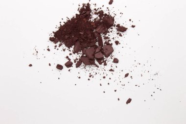 Bu Matte Dark Purple Powder Eyeshadow 'un beyaz arka planda izole edilmiş bir fotoğrafı. 