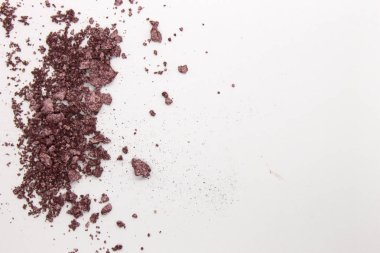 Bu bir Metalik Mor Toz Göz fotografı. Beyaz bir arka planda izole edilmiş. 