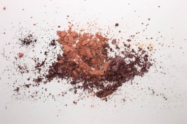 Bu, Metalik Mor ve Şeftali Tozu Göz falı. Beyaz bir arka planda izole edilmiş. 