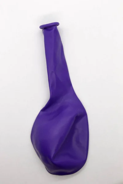 Esta Uma Fotografia Balão Roxo Isolado Num Fundo Branco — Fotografia de Stock