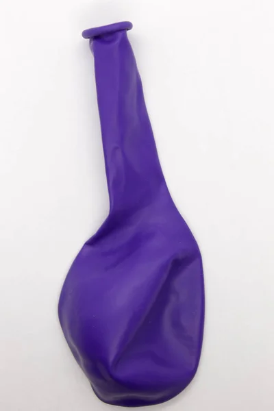 Esta Uma Fotografia Balão Roxo Isolado Num Fundo Branco — Fotografia de Stock