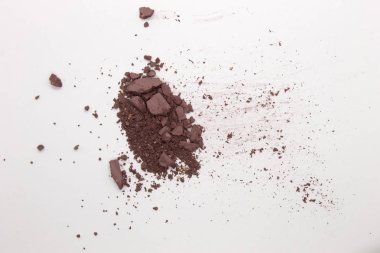 Bu Matte Light Maun Pudrası Eyeshadow 'un beyaz arka planda izole edilmiş bir fotoğrafı. 