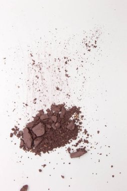 Bu Matte Light Maun Pudrası Eyeshadow 'un beyaz arka planda izole edilmiş bir fotoğrafı. 