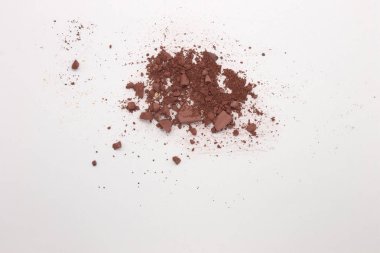 Bu, beyaz arka planda izole edilmiş kırmızı kahverengi kibrit tozu göz farı fotoğrafı. 