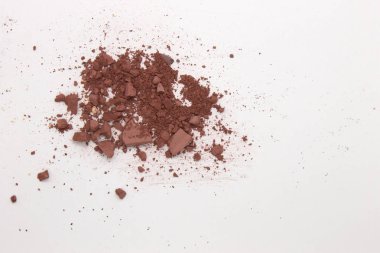 Bu, beyaz arka planda izole edilmiş kırmızı kahverengi kibrit tozu göz farı fotoğrafı. 