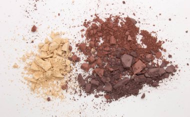 Bu ışık maun, bisküvi ve kırmızı kahverengi kibrit tozunun beyaz arka planda izole edilmiş bir fotoğrafı. 